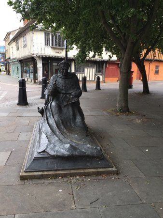 Cardinal Thomas Wolsey statue